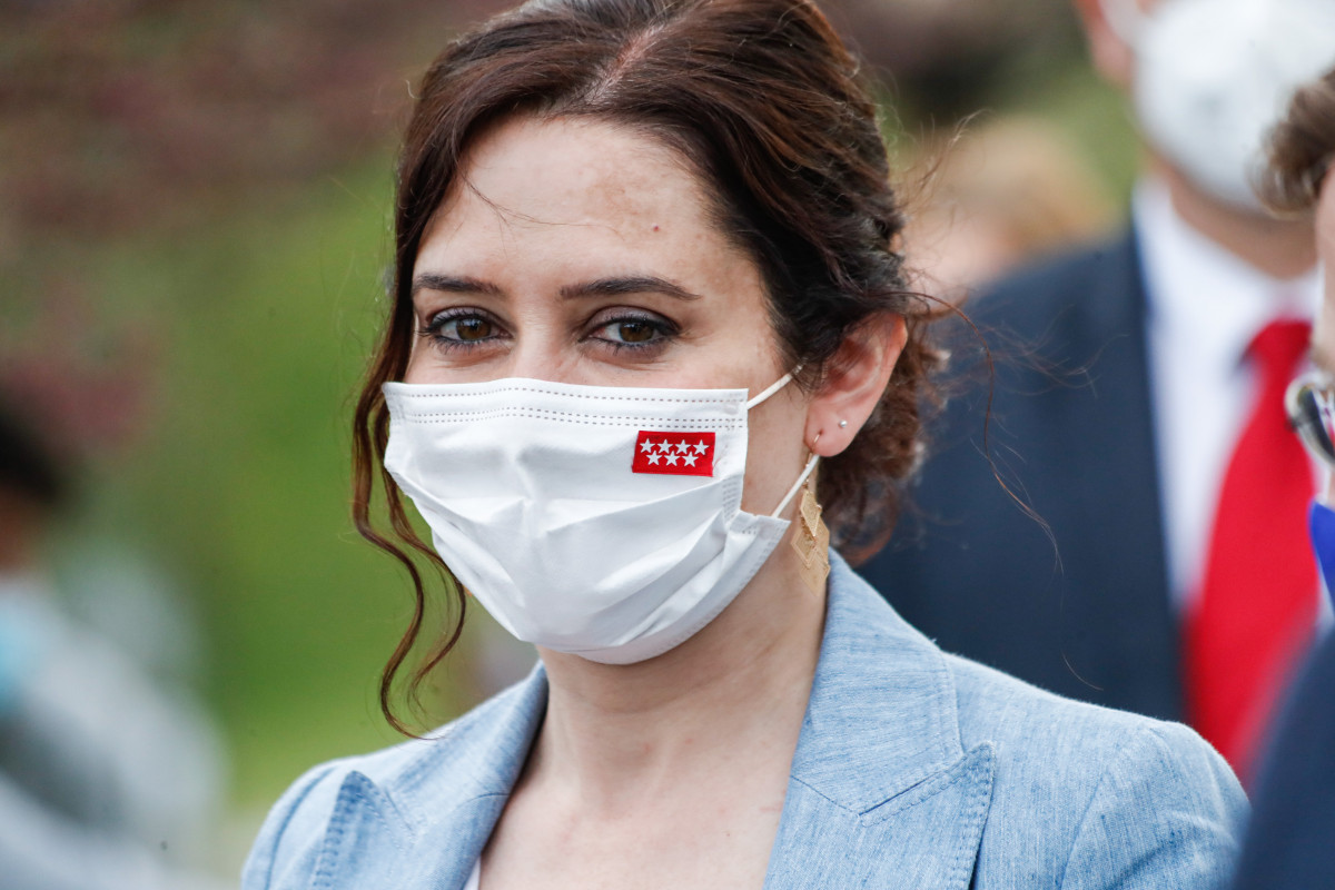 La presidenta de la Comunidad de Madrid y candidata a la reelección, Isabel Díaz Ayuso, durante un paseo por el Parque Juan Carlos I, en Madrid (España), a 29 de marzo de 2021. Este es uno de los a