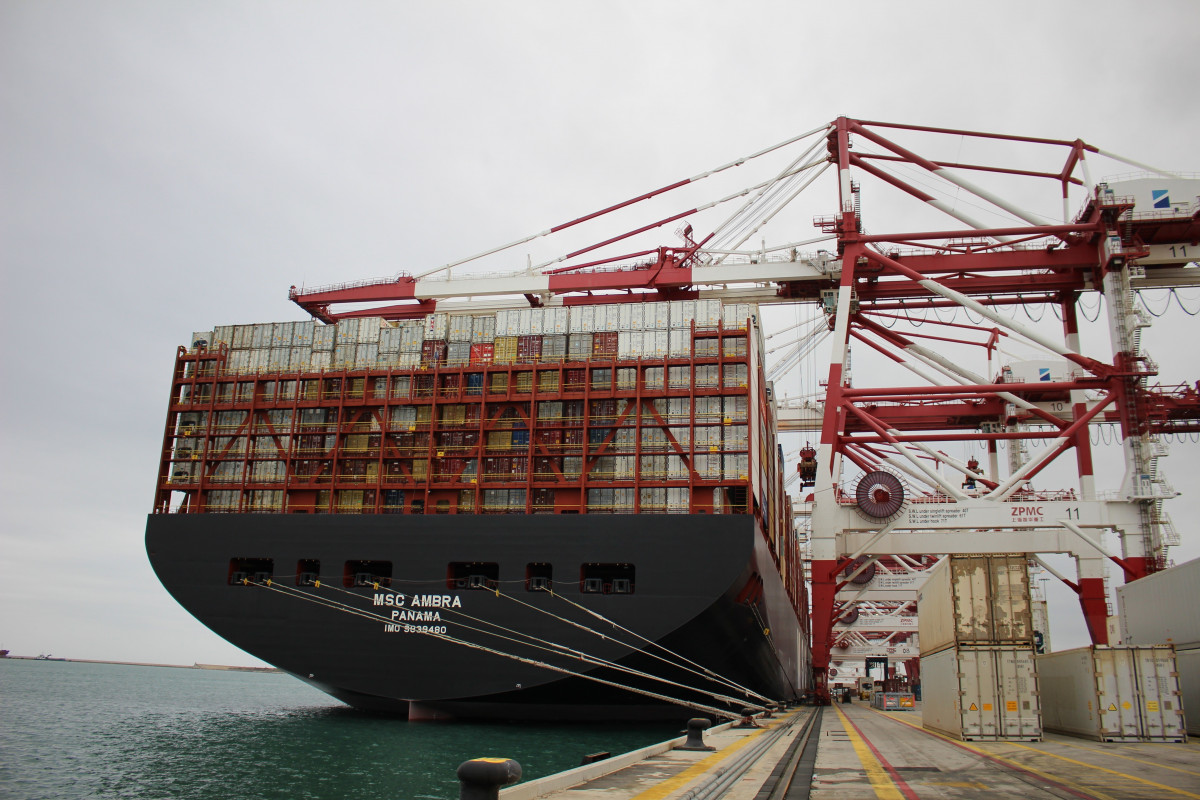 El MSC Ambra, el primer barco afectado por el bloqueo del Canal de Suez que llega al Puerto de Barcelona, atracado en la capital catalana