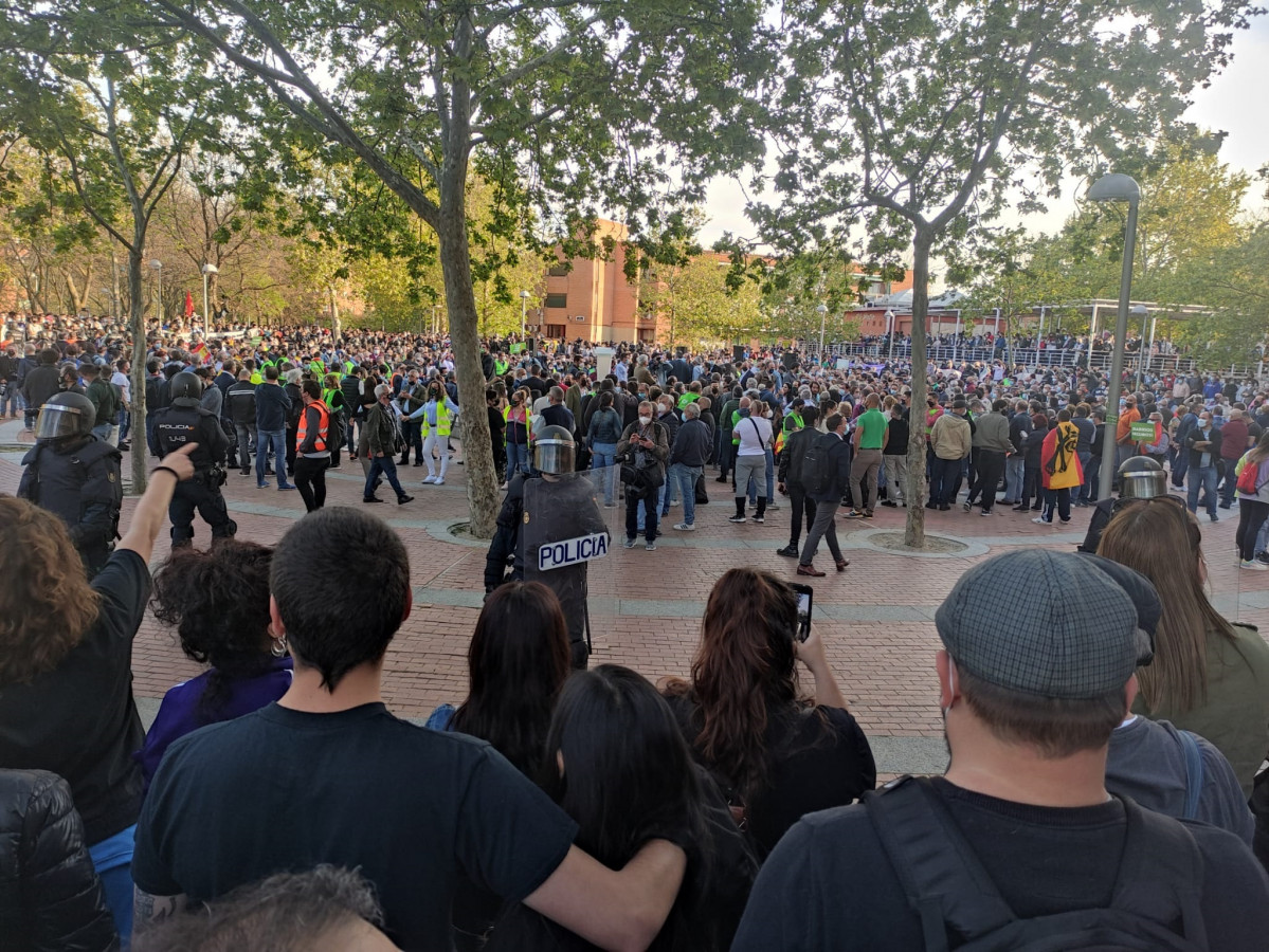 Ambiente en Vallecas previo al acto de campaña de Vox