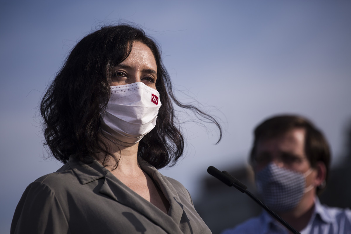 La presidenta de la Comunidad de Madrid y candidata a la reelección, Isabel Díaz Ayuso, durante una visita al campo de fútbol del Club Deportivo Oña, en el distrito de Hortaleza, a 7 de abril de 2