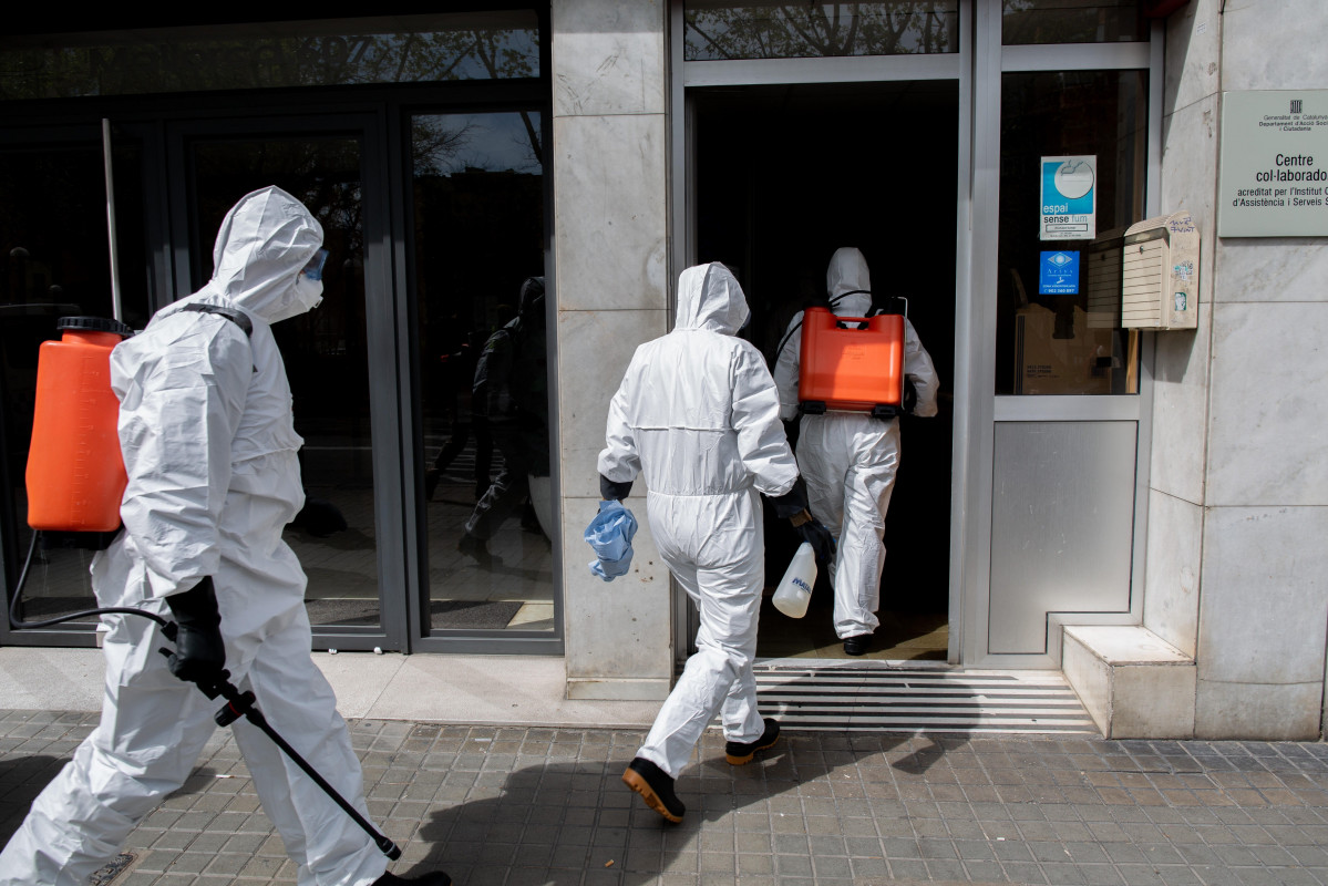 Efectius de la Unitat Militar d'Emergències entren en una residència d'ancians amb afectats pel Coronavirus al barri d'El Clot de Barcelona per realitzar tasques de desinfecció