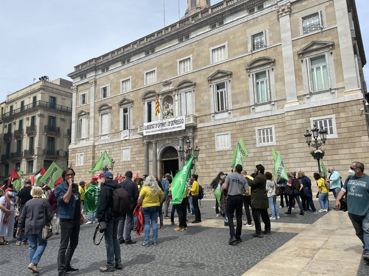 Los manifestantes han acudido a la plaza Sant Jaume de Barcelona por la educación pública.