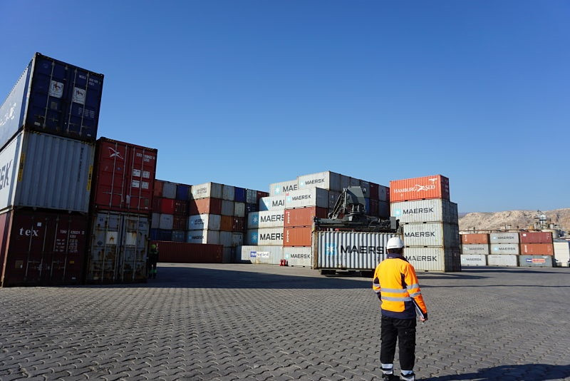 Un total de 36 empresas de Almería, Granada y Jaén de distintos sectores productivos utilizan el muelle de contenedores el Puerto de Almería para sus relaciones comerciales de importación o export