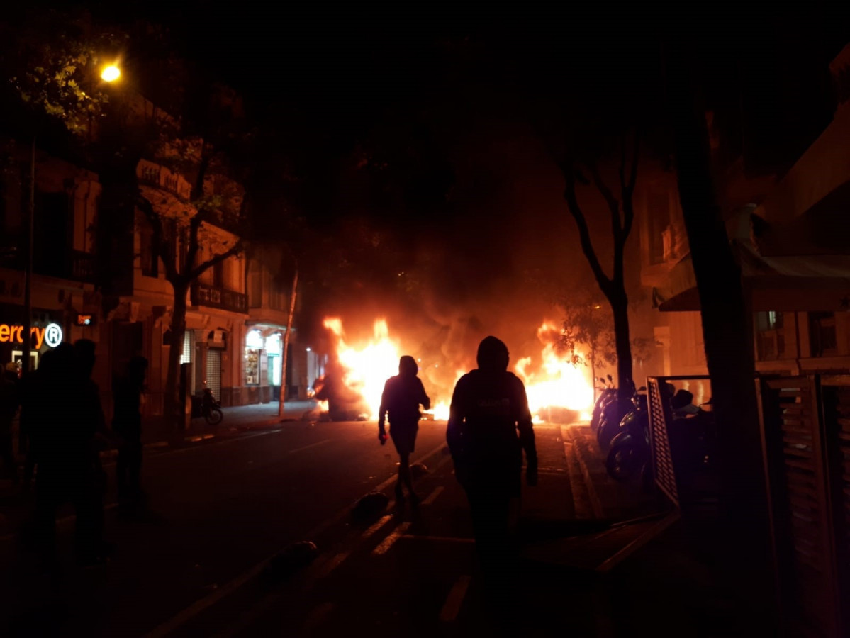 Archivo - Hogueras en el centro de Barcelona durante disturbios de los CDR contra la sentencia del proceso independentista