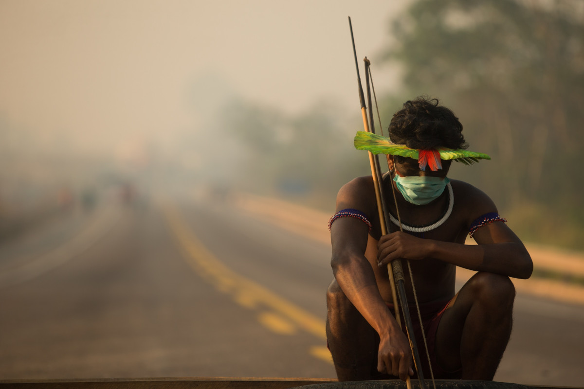 Archivo - Indígena kayapó de Brasil durante las protestas de su comunidad contra el olvido por parte del Gobierno durante la crisis.