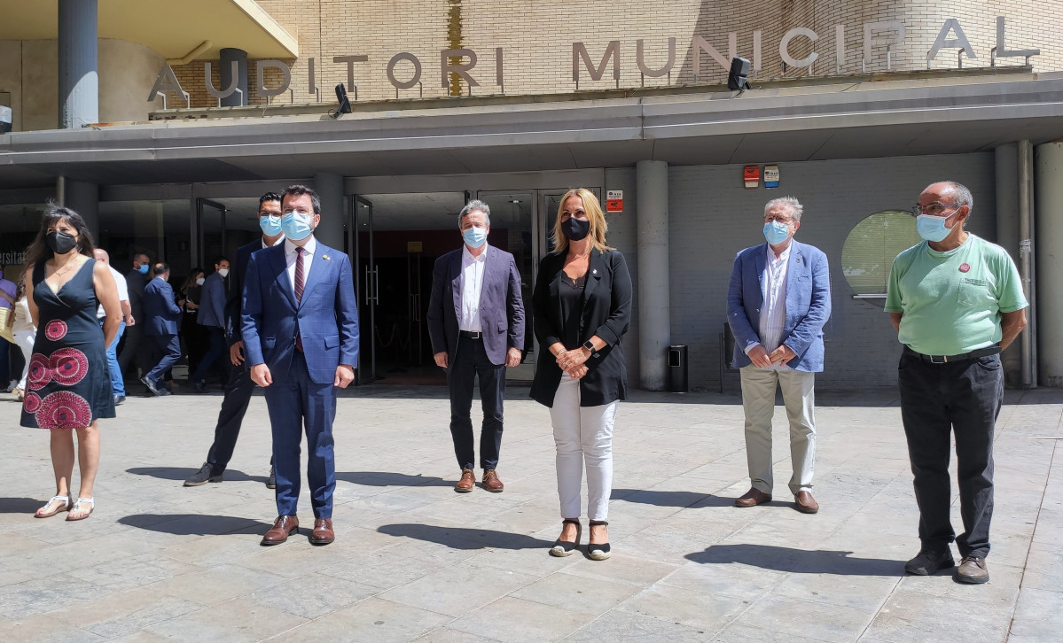 El president de la Generalitat, Pere Aragonès, amb l'alcaldessa de Badia del Vallès, Eva Menor, durant la visita al municipi