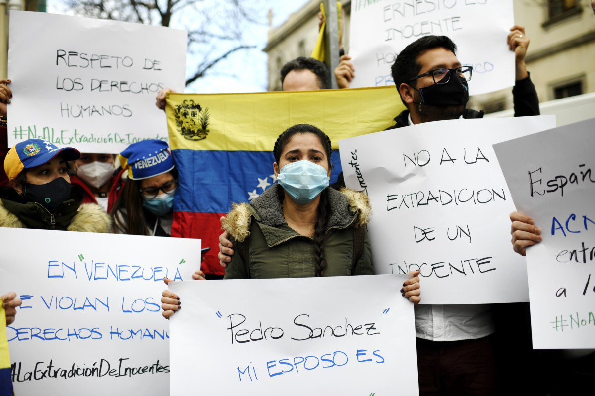 Cismary Marcano, la mujer de Ernesto Quintero, opositor venezolano que fue detenido este miércoles por la Policía Nacional para ser extraditado a Venezuela, en una protesta para pedir al Gobierno español que no le envíe de vuelta.