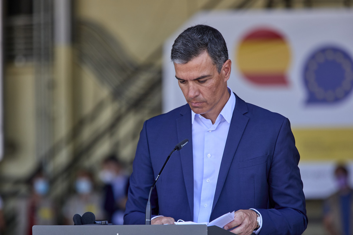 El presidente del Gobierno, Pedro Sánchez, durante una rueda de prensa en su visita al dispositivo de atención y acogida de ciudadanos europeos y colaboradores afganos instalado en la base aérea de