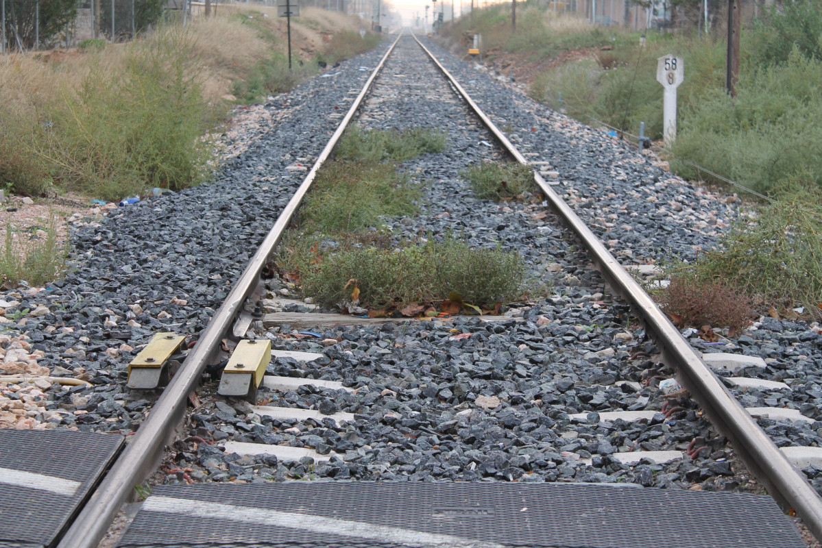 Archivo - VÍA DEL TREN, RENFE, TRENES