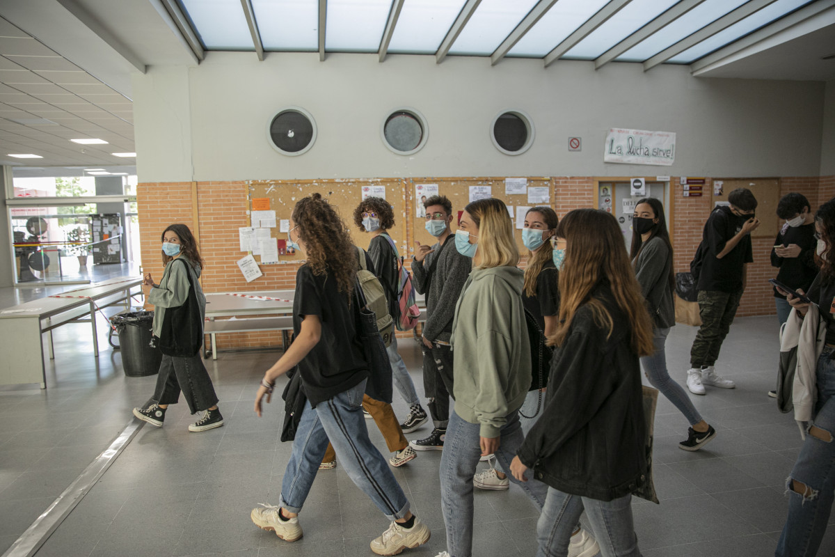 Archivo - Un grupo de estudiantes en los pasillos de la facultad de Comunicación de la Universidad de Sevilla, durante el inicio de las clases de forma escalonada. En Sevilla, (Andalucía, España), 