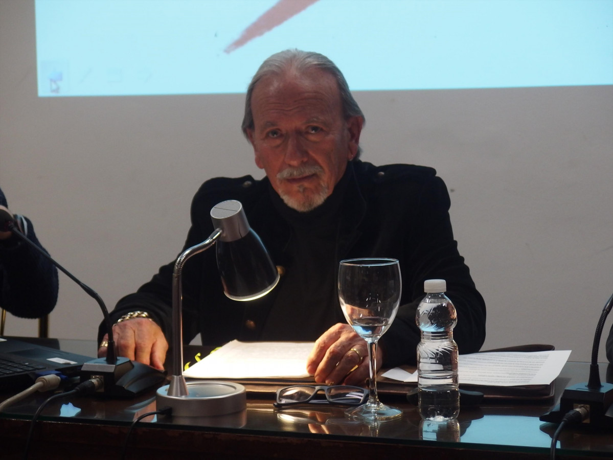 El pintor Álex Alemany en una imagen de archivo durante una conferencia en el Ateneo Mercantil de València