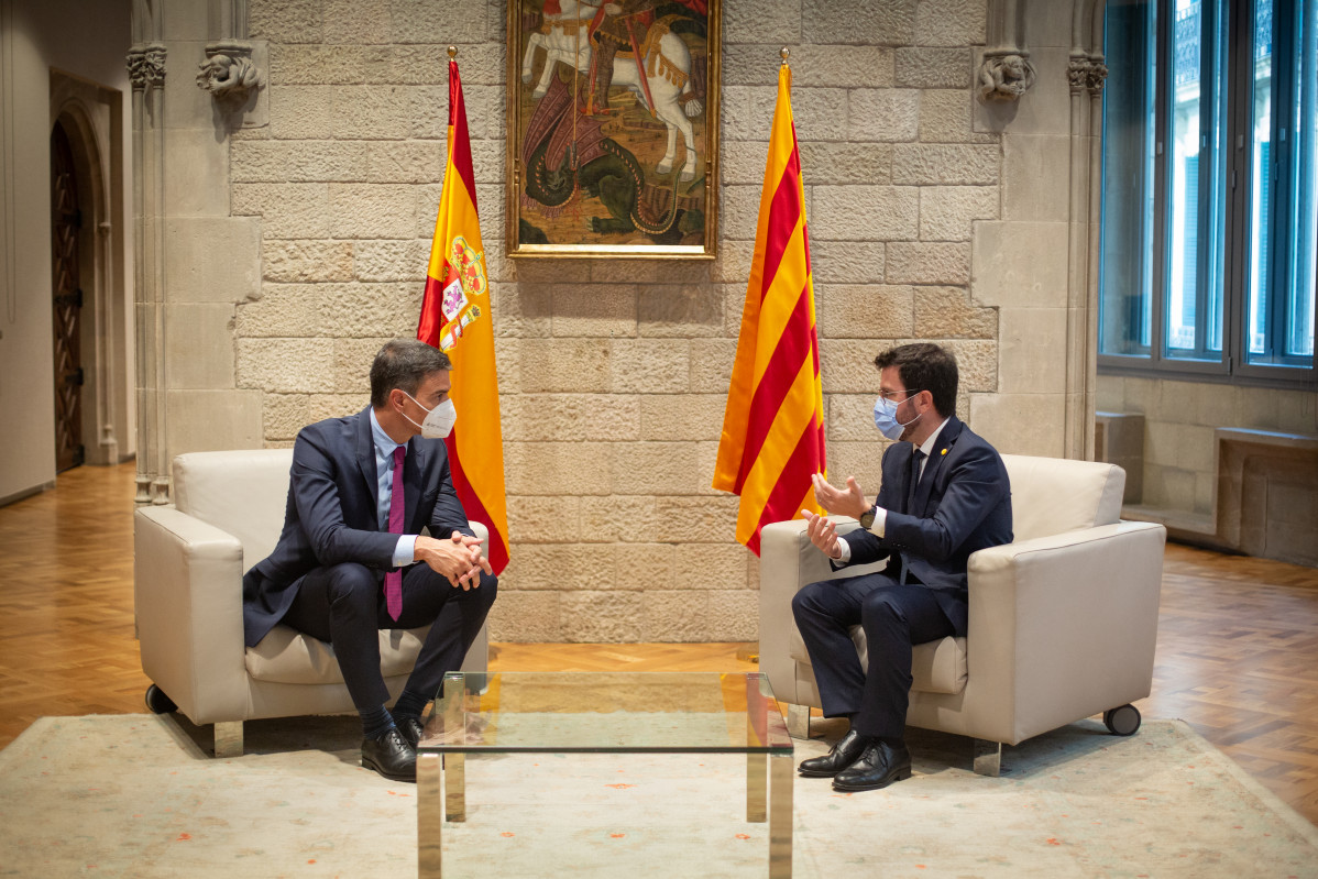 El presidente del Gobierno, Pedro Sánchez (i), y el de la Generalitat, Pere Aragonès (d), se reúnen en el Palau de la Generalitat antes de que se celebre la segunda reunión de la mesa del diálogo entre el Gobierno central y el Govern catalán