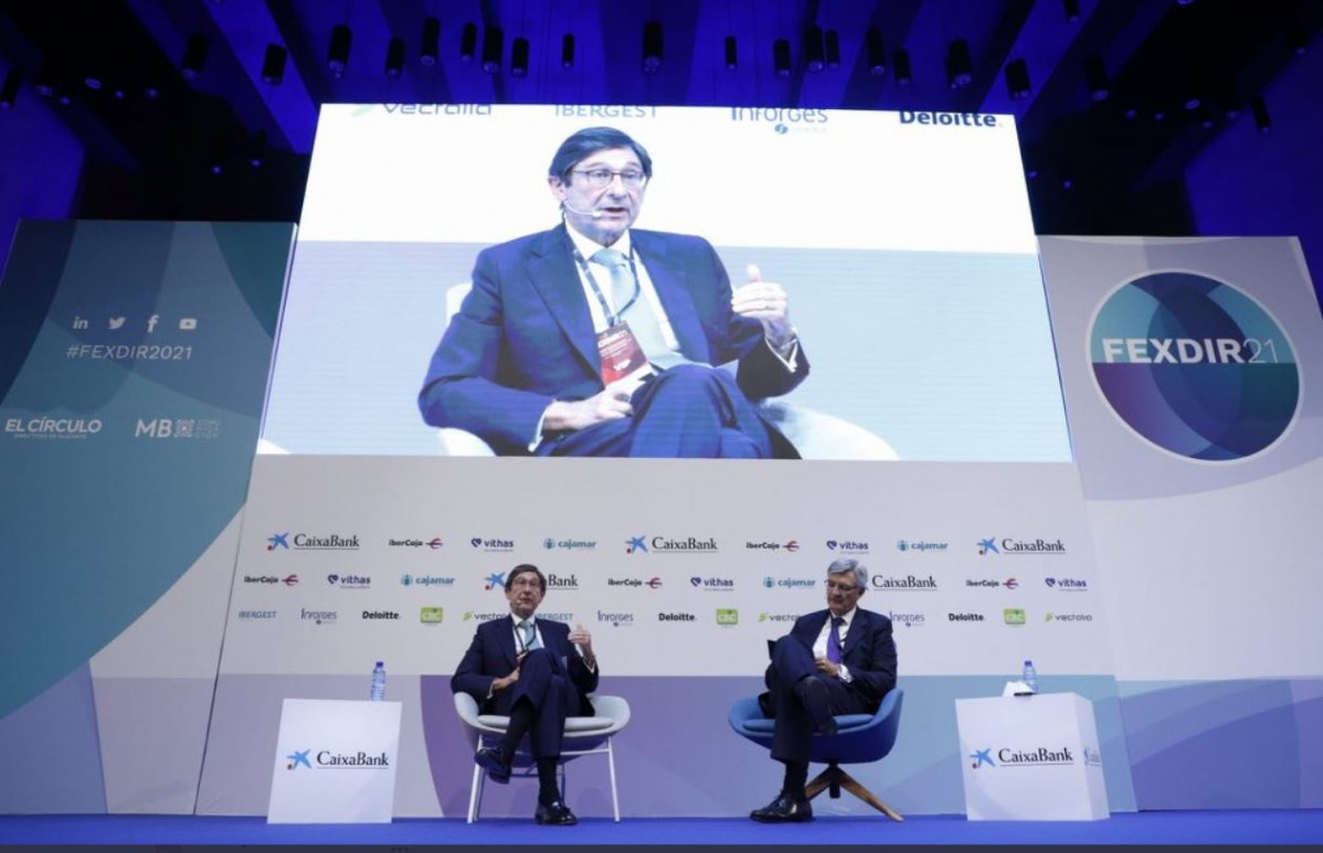 El presidente de Caixabank, José Ignacio Goirigolzarri, y el presidente de Deloitte España, Fernando Ruiz en el III Fórum Excelencia Directiva FEXDIR21 en Alicante.