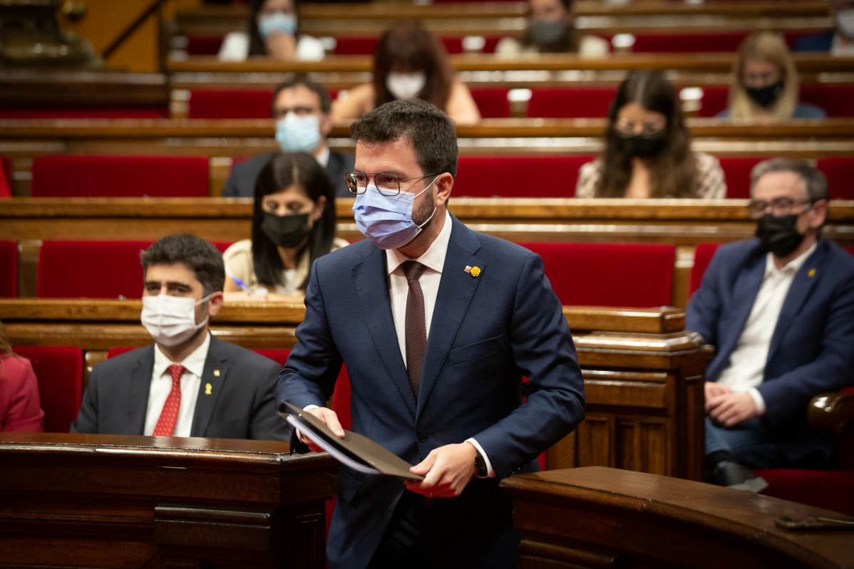 El vicepresidente de la Generalitat, Jordi Puigneró (i) y el president de la Generalitat, Pere Aragonès (d), en un debate de Política General (DPG), en el Parlament de Catalunya, a 28 de septiembre