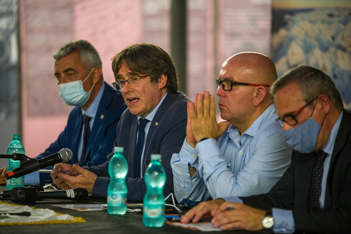 El expresidente de la Generalitat Carles Puigdemont, su abogado, Gonzalo Boye, y el jefe de la Oficina de Carles Puigdemont, Josep Lluís Alay, en una rueda de prensa a 25 de septiembre de 2021, en L