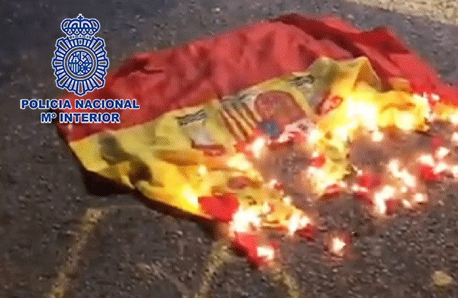 Imagen de la bandera de España, en llamas