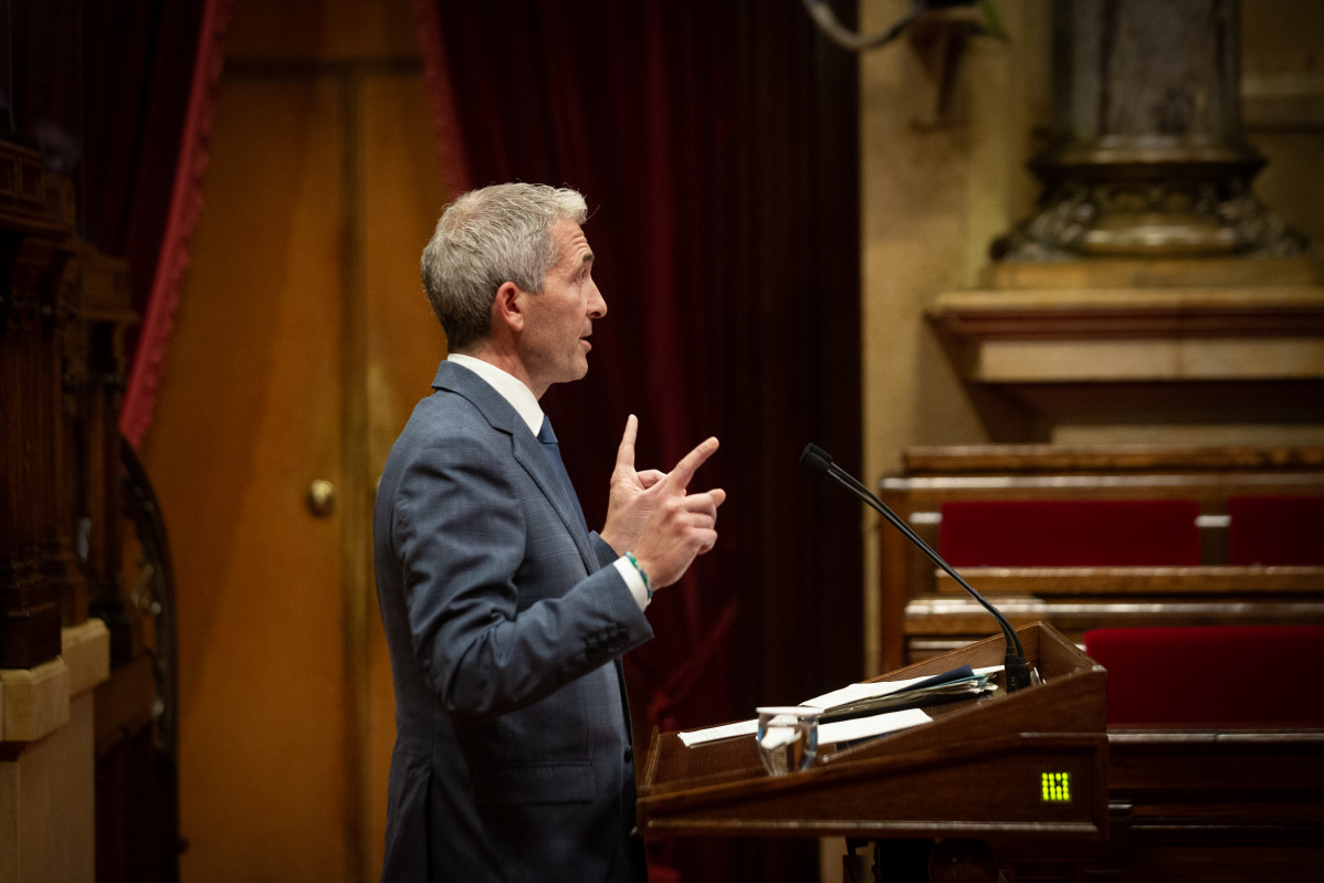 Imagen de archivo - El conseller de Educación de la Generalitat, Josep Gonzàlez-Cambray, en la segunda sesión del Pleno en el Parlament de Cataluña, a 6 de octubre de 2021, en Barcelona, Cataluña