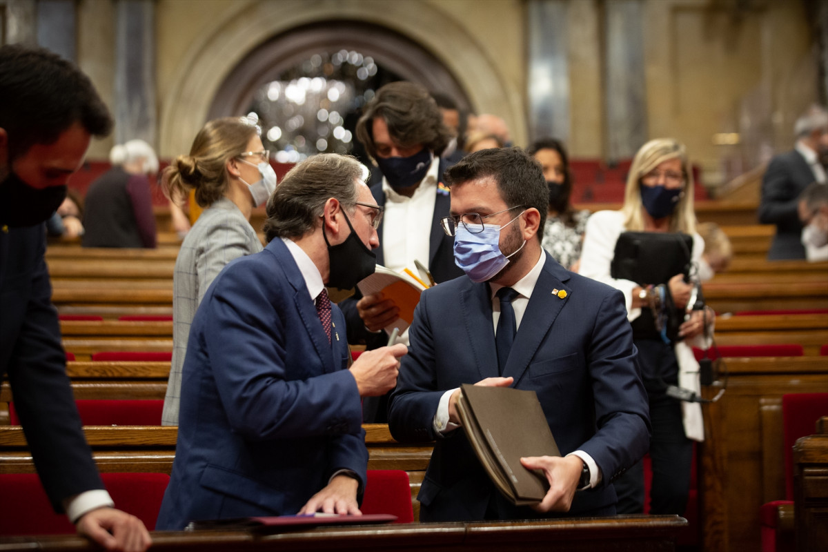 Archivo - El president de la Generalitat, Pere Aragonès (d), i el conseller d'Economia i Hisenda, Jaume Giró (e), al Parlament