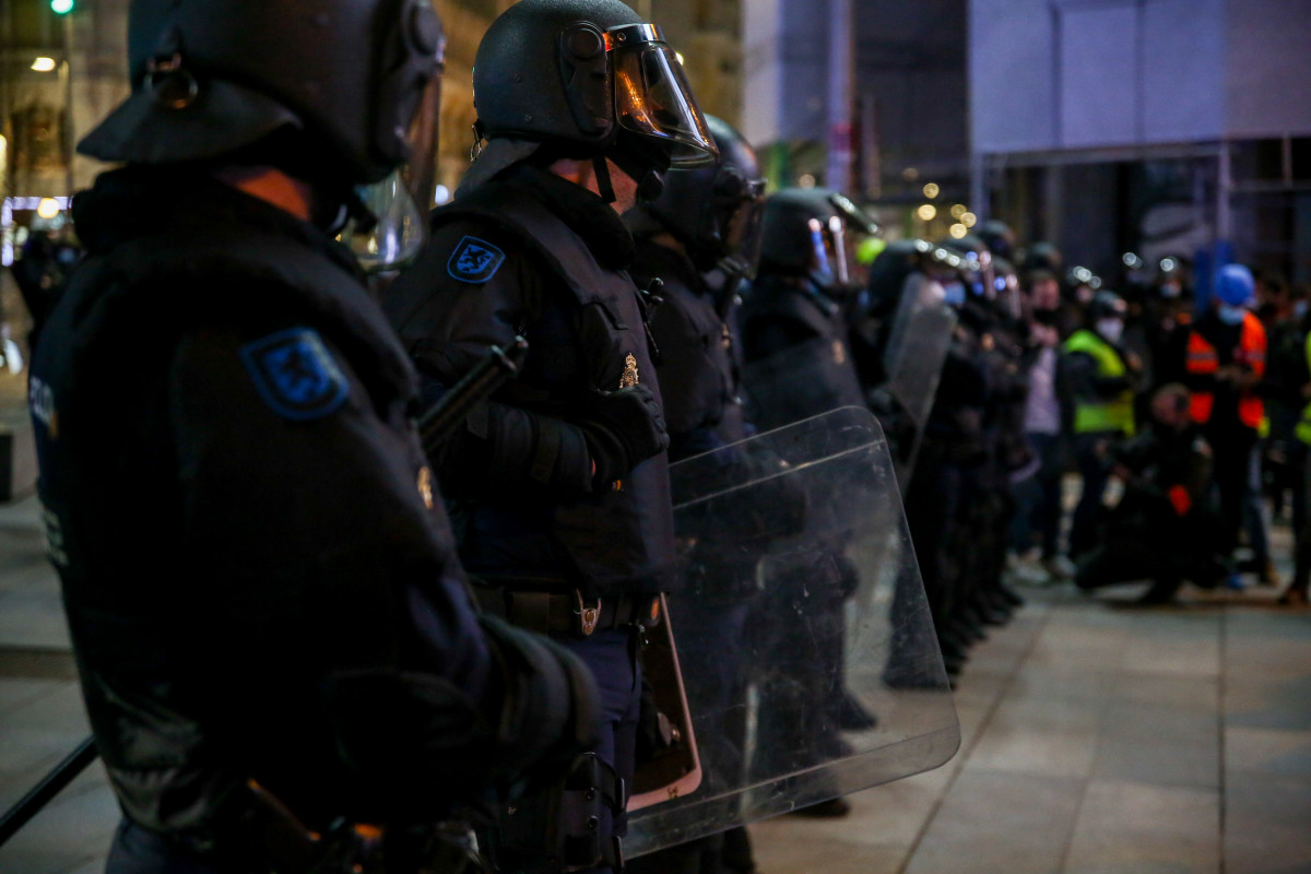 Archivo - Varios policías nacionales durante una manifestación contra el encarcelamiento de Pablo Hasel, en Madrid (España), a 20 de febrero de 2021. La manifestación en la plaza madrileña de Cal