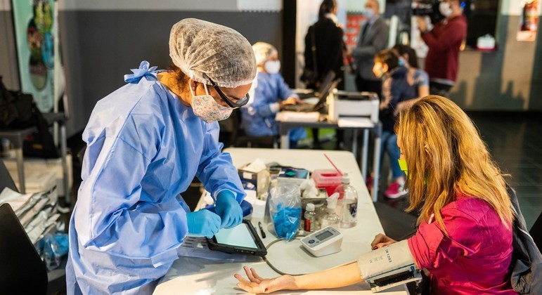 Una paciente realizando una donación de sangre en un hospital de Argentina durante la pandemia por COVID-19