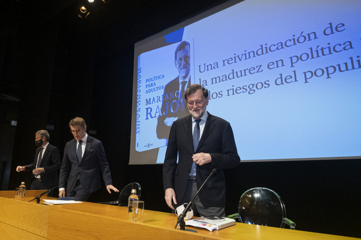 El expresidente del Gobierno Mariano Rajoy (d) y el presidente de la Xunta de Galicia Alberto Núñez Feijóo (c), en la presentación del libro ‘Política para adultos’. en el Auditorio Abanca, a