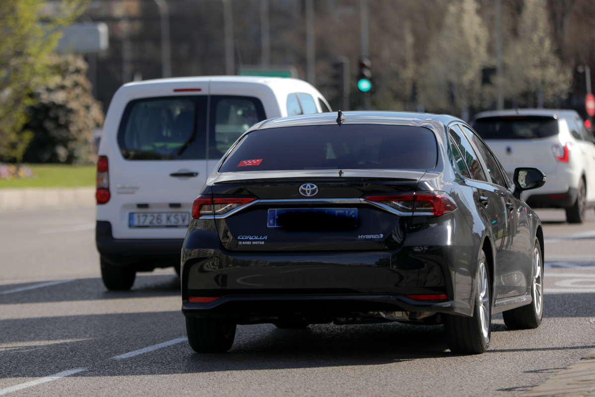 Archivo - Un coche VTC circula por una calle, en Madrid (España).