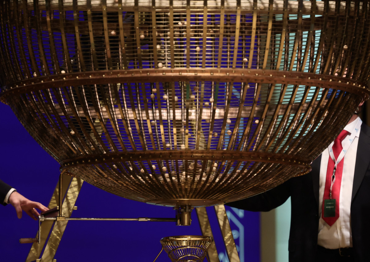 Preparativos de los bombos minutos antes del inicio de la celebración del Sorteo Extraordinario de la Lotería de Navidad 2021, en el Teatro Real de Madrid, a 22 de diciembre de 2021, en Madrid