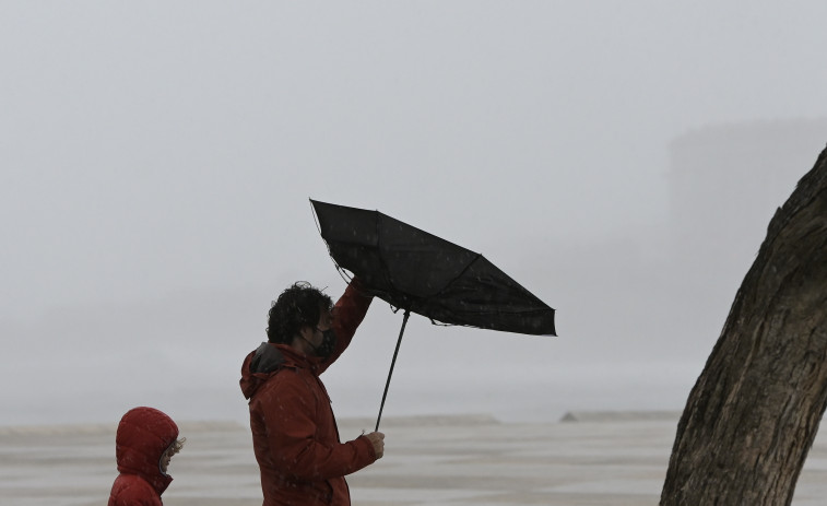 Media España, en aviso por viento y oleaje este domingo