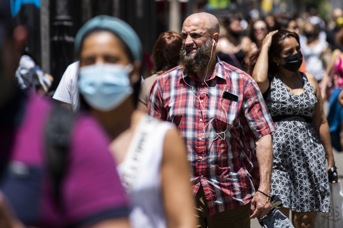 Archivo - Un hombre pasea sin mascarilla por el centro de Madrid, durante el primer día en el que no es obligado el uso de la mascarilla en exteriores desde el inicio de la pandemia, a 26 de junio de