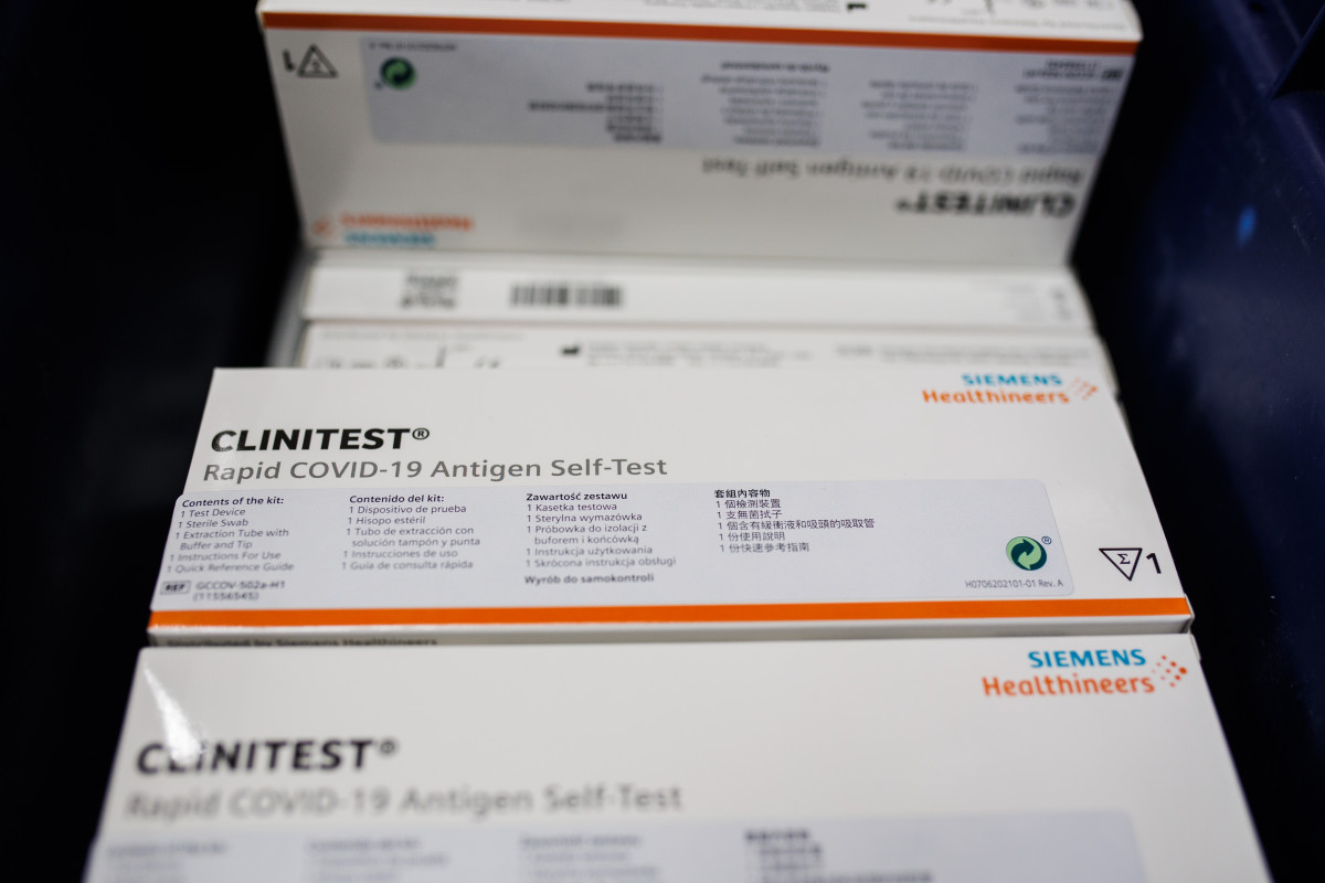 Varias cajas de test de antígenos en una farmacia.