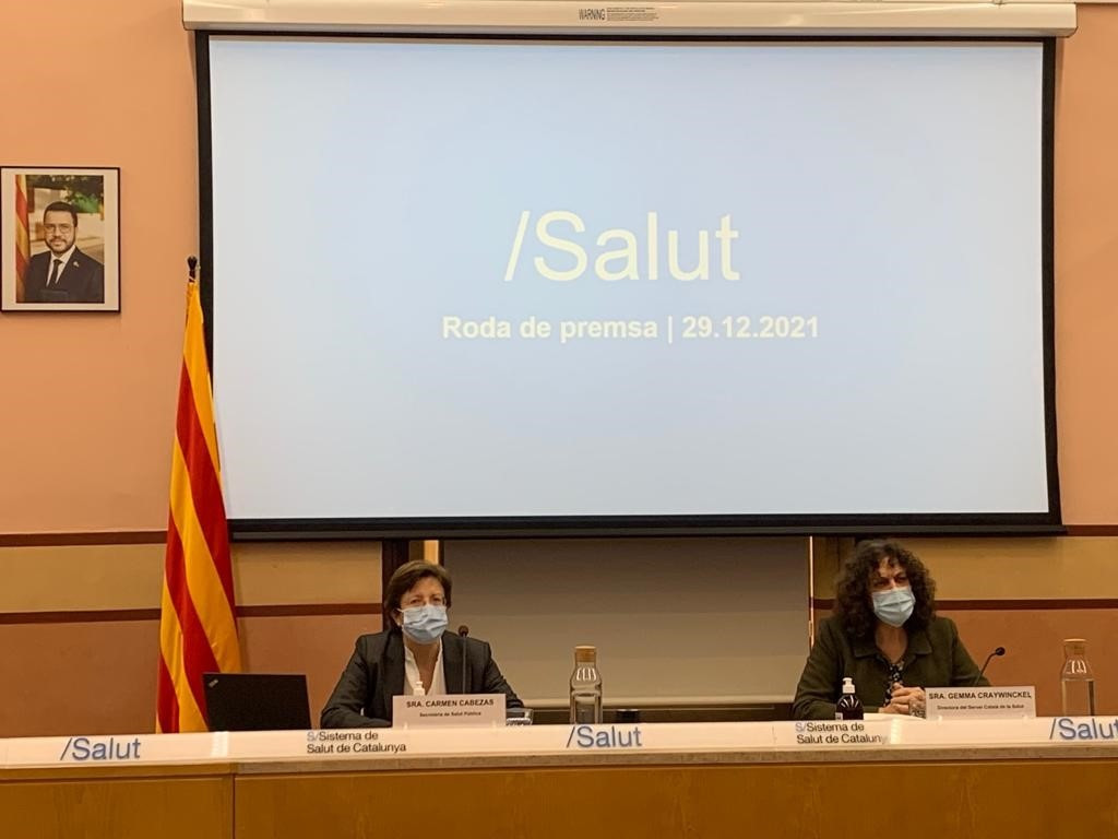 (E-D) La secretària de Salut Pública, Carmen Cabezas, i la directora de l'ICS, Gemma Craywinckel, en la roda de premsa