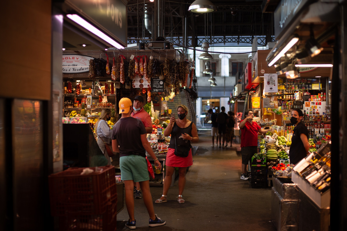 EuropaPress 3873503 mujer hace foto joven mercado boqueria agosto 2021 barcelona cataluna