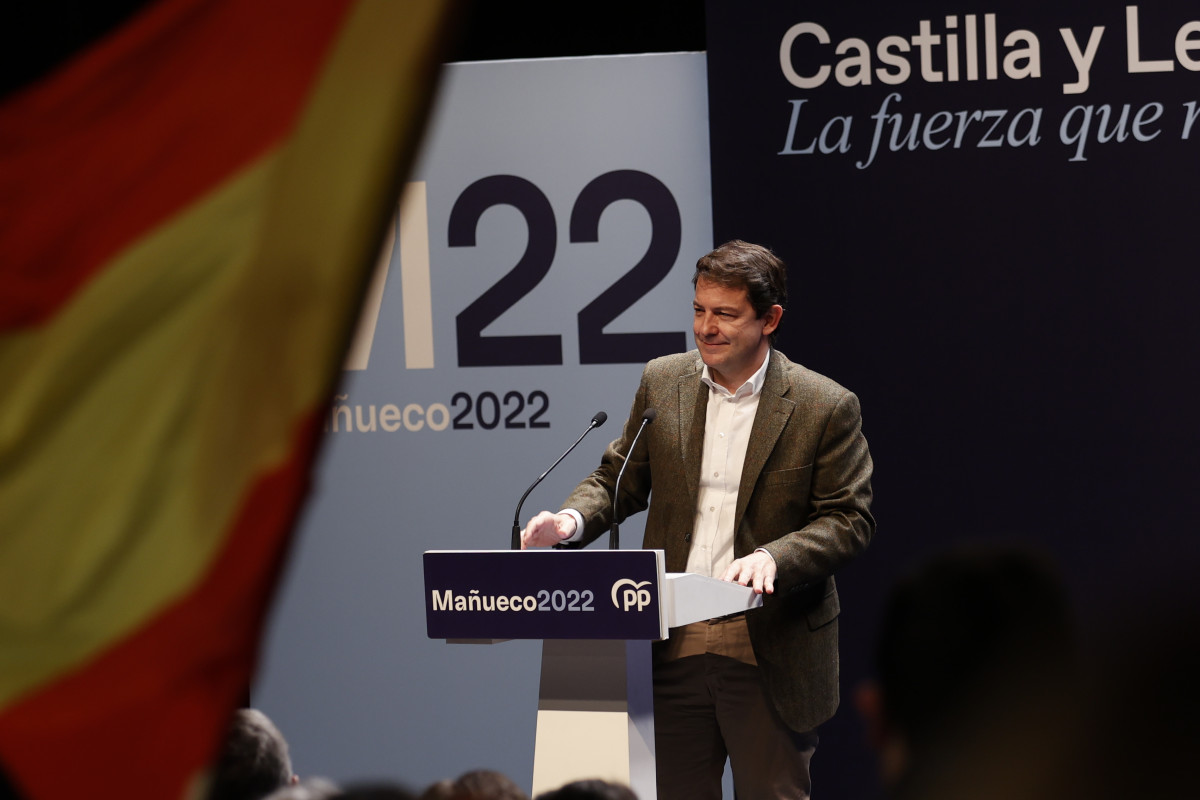 El presidente de la Junta de Castilla y León y candidato del Partido Popular a la Presidencia en las elecciones autonómicas, Alfonso Fernández Mañueco, interviene en un mitin, a 7 de febrero de 20