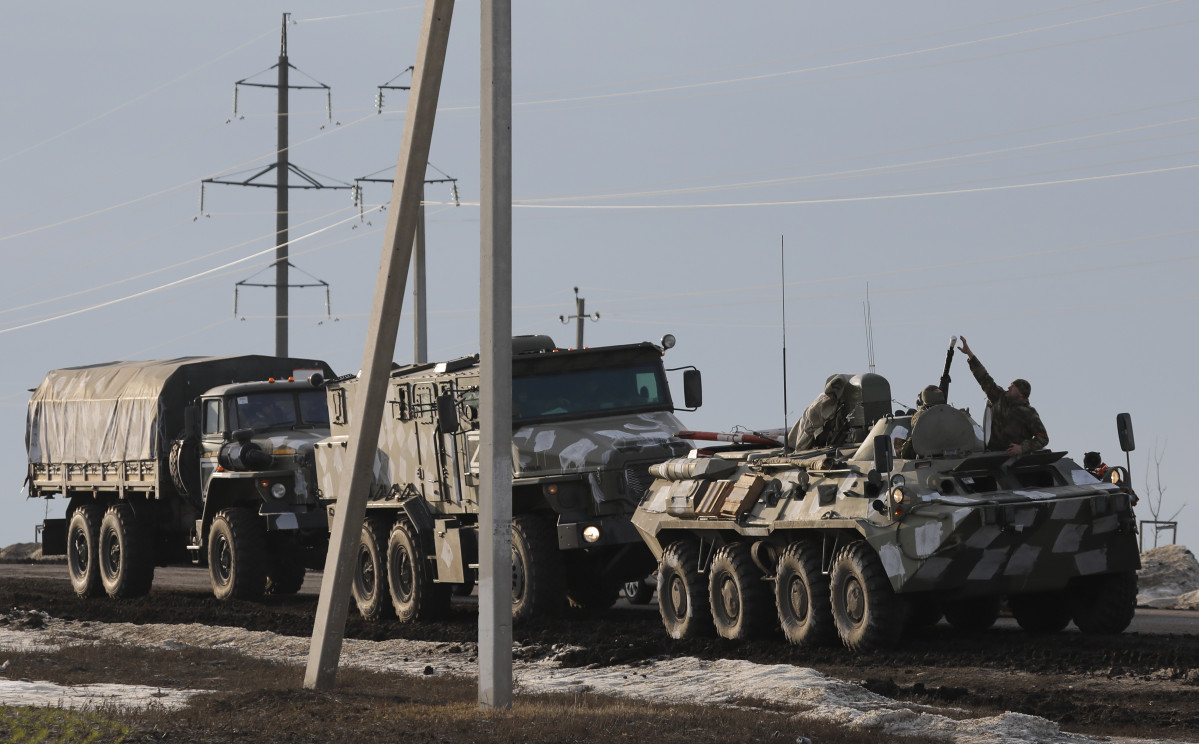 Vehículos militares aparcados junto a una carretera cerca de la frontera entre Rusia y Ucrania en la región de Belgorod, Rusia.