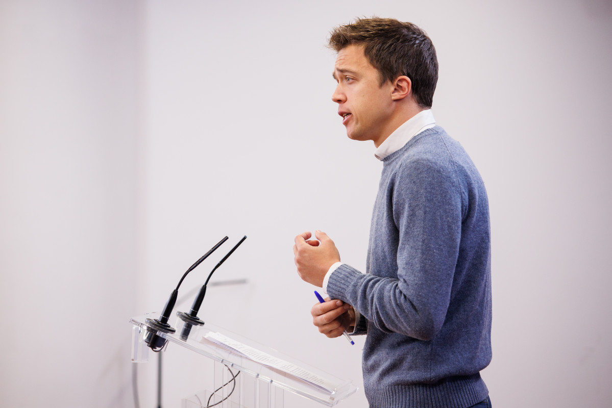 Archivo - El líder de Más País, Íñigo Errejón, interviene en una rueda de prensa en el Congreso