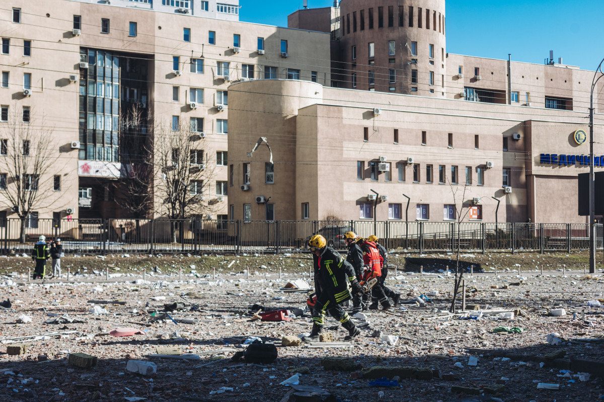 EuropaPress 4277517 bomberos servicios emergencia inmediaciones edificio civil bombardeado zona