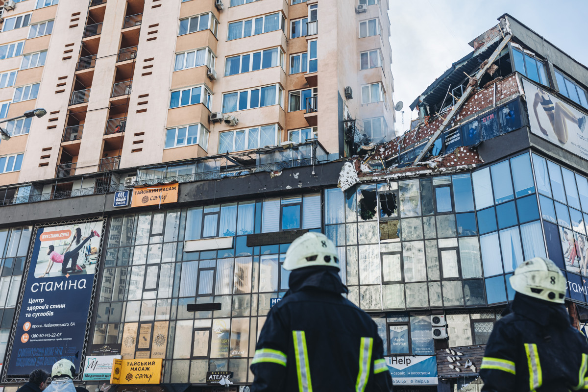 EuropaPress 4277514 bomberos intentan apagar fuego edificio civil bombardeado zona residencial