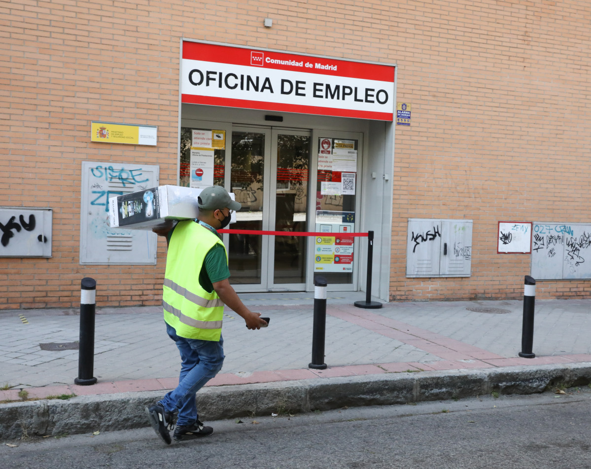 Archivo - Un repartidor pasa por una oficina del SEPE, el día en el que se han conocido los datos de paro de mayo, a 2 de junio de 2021, en Madrid (España). El número de parados registrados en las 