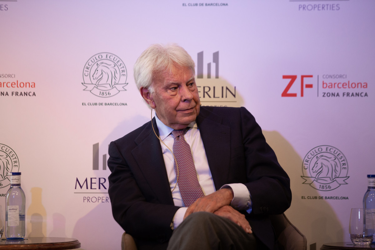 El expresidente del Gobierno Felipe González dialoga con el abogado y 'padre' de la Constitución en el nuevo ciclo de conferencias ‘Agendas Cruzadas Madrid-Barcelona’, en el Círculo Ecuestre, a