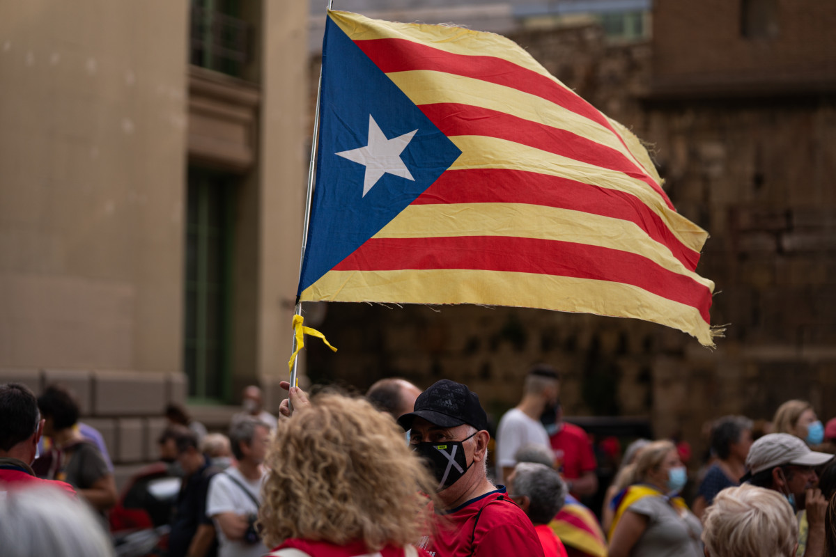 Archivo - Un hombre sostiene una bandera estelada durante una manifestación en una imagen de archivo.