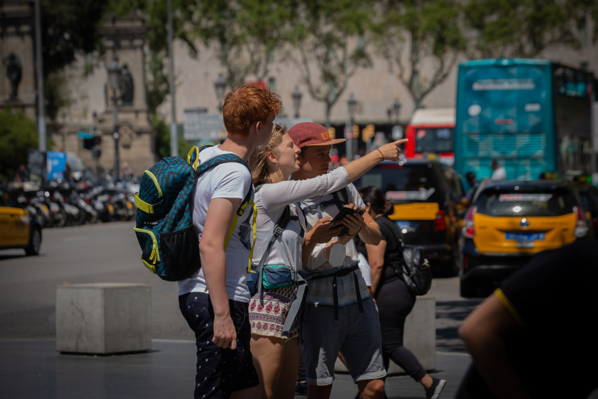 Archivo - Tres turistas en Las Ramblas, a 5 de agosto de 2021, en Barcelona, Cataluña, (España).