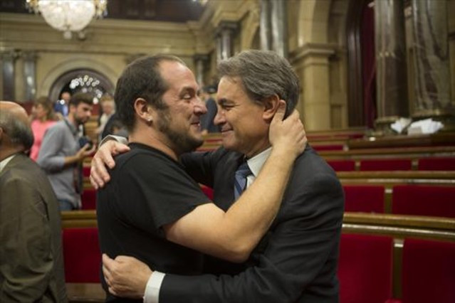 Artur mas david fernandez abrazandose ayer parlament 1437769013652