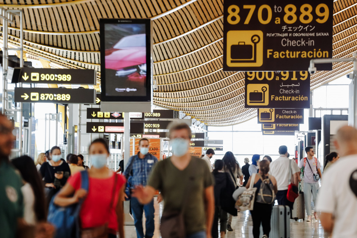 Pasajeros con sus maletas en la Terminal 4 del Aeropuerto Adolfo Suárez Madrid Barajas