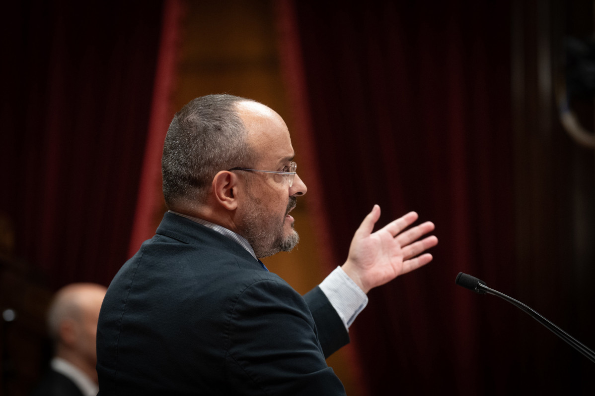 El presidente del PP catalán, Alejandro Fernández, interviene en el debate de política general anual, en el Parlament de Catalunya, a 27 de septiembre de 2022, en Barcelona, Cataluña (España). Du