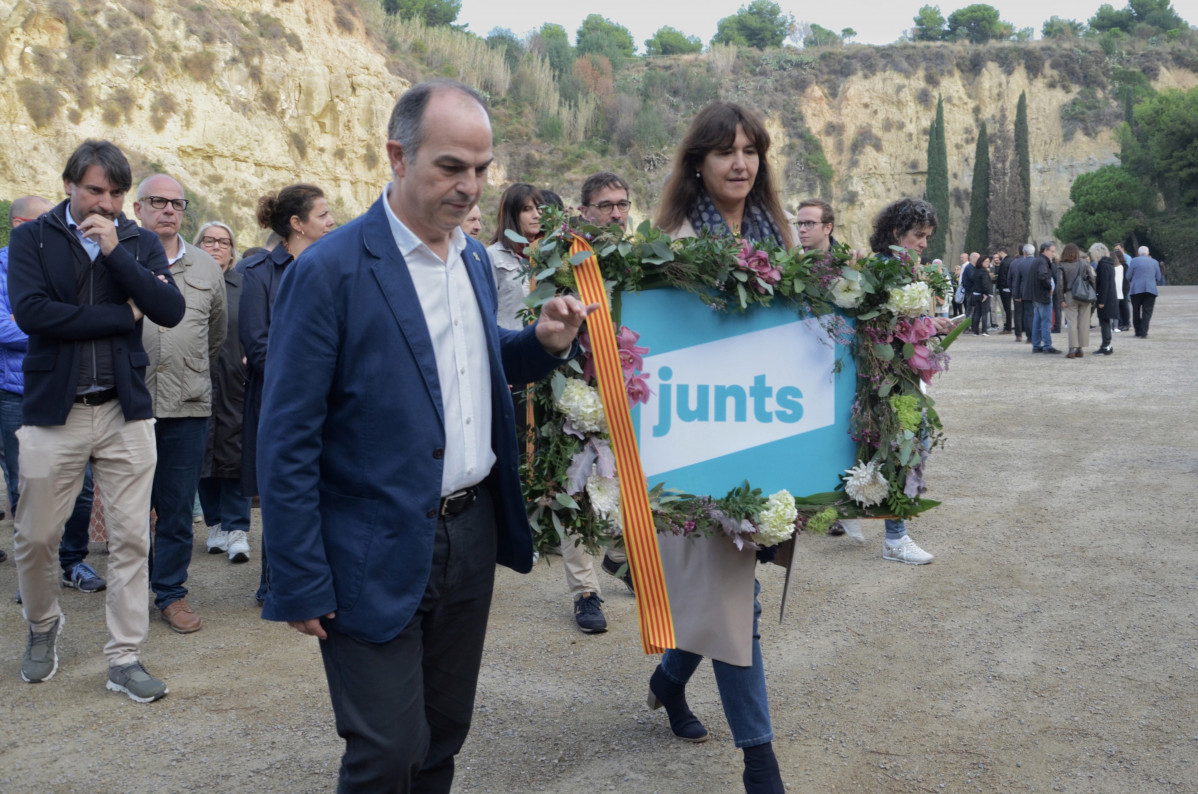 El secretario general de Junts, Jordi Turull, y la presidenta de Junts, Laura Borràs, en la ofrenda a la tumba de Lluís Companys en el cementerio de Montjuïc.