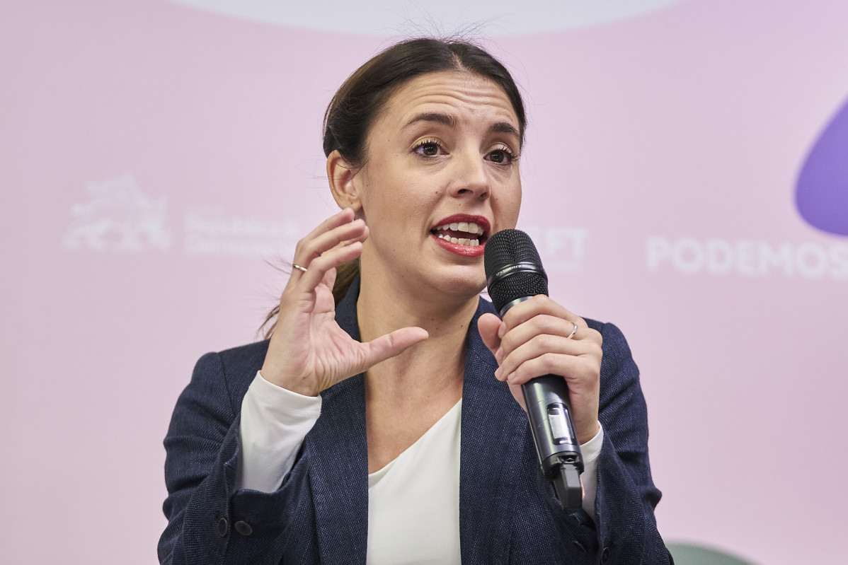 La ministra de Igualdad, Irene Montero, interviene durante la celebración de la 'Uni de otoño' en la Facultad de Ciencias Políticas de la Universidad Complutense de Madrid, a 5 de noviembre de 2022