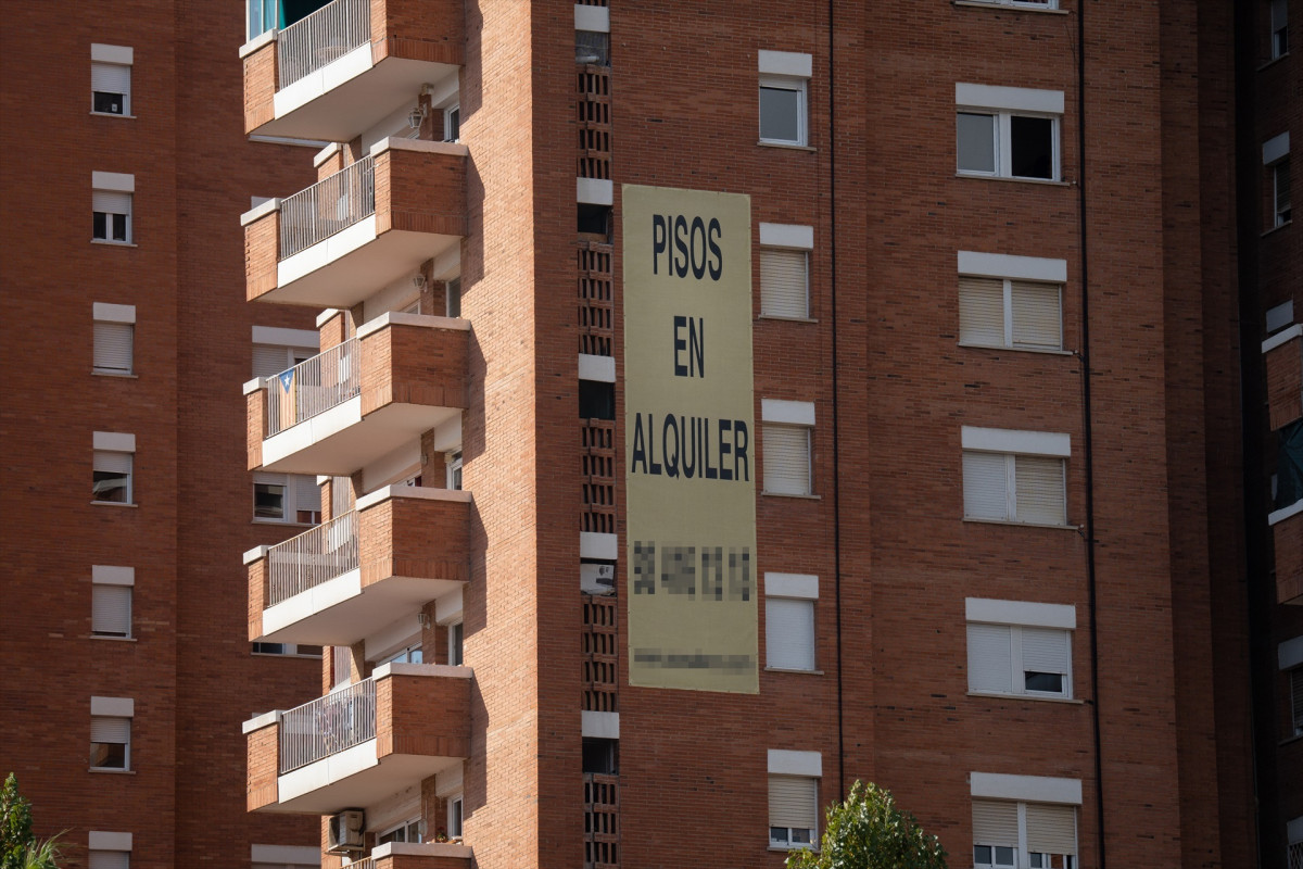 EuropaPress 4895954 cartel alquiler viviendas fachada edificio 31 diciembre 2022 barcelona