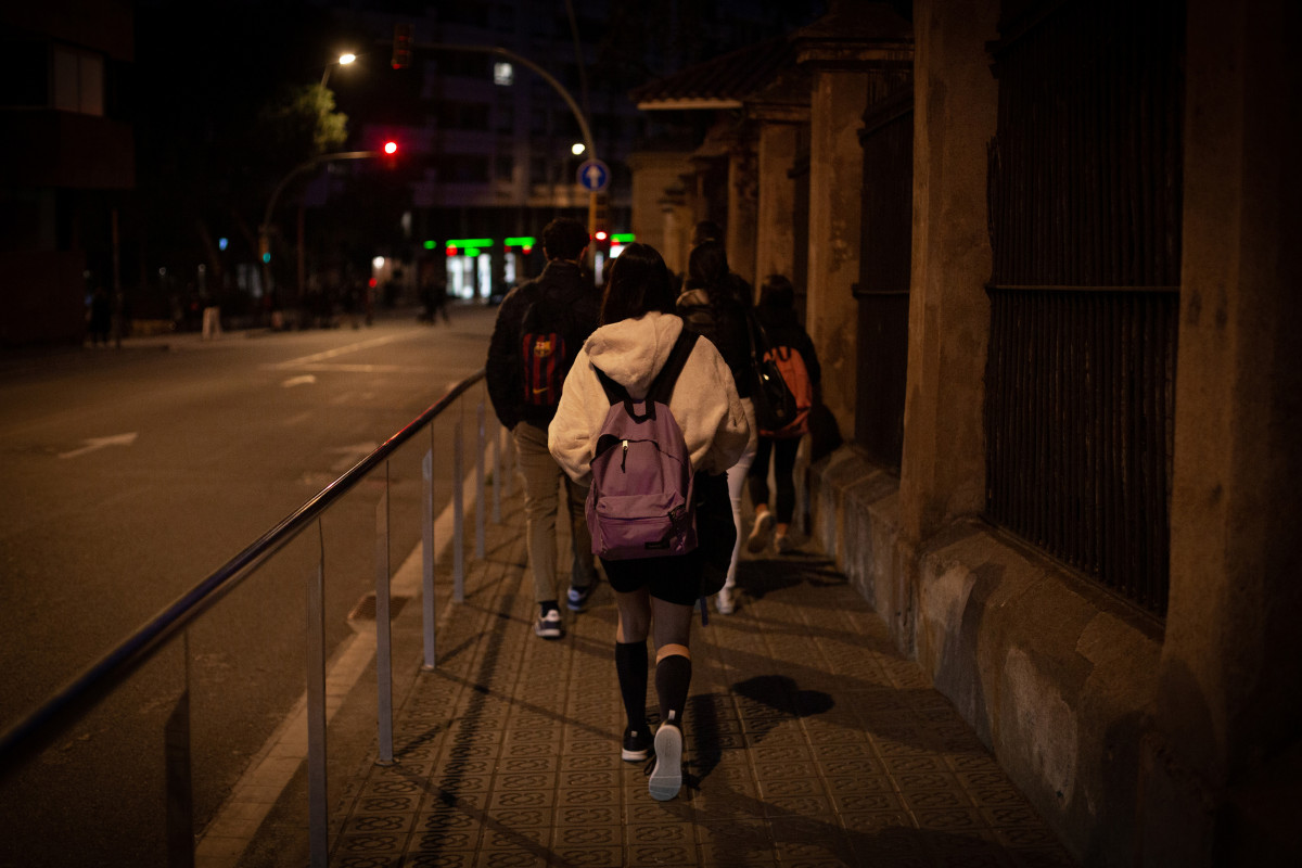 Imagen de archivo - Alumnos yendo a clase tras la Navidad, a 10 de enero de 2022, en Barcelona, Catalunya, (España).