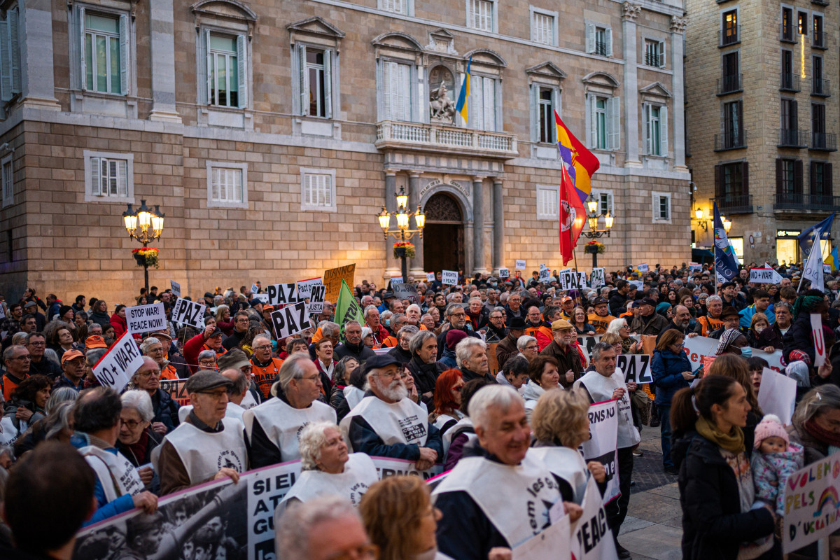 MIles de personas se manifiestan en apoyo a Ucrania y para pedir la paz, a 25 de febrero de 2023, en Barcelona, Catalunya (España).