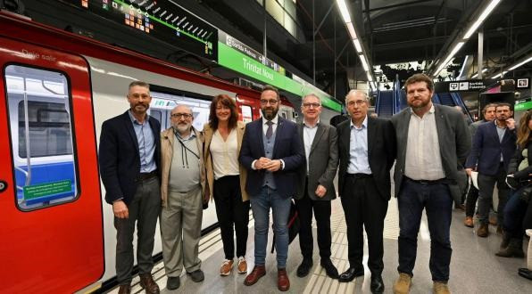 La línea L3 del metro de Barcelona incorpora un nuevo tren de una serie más accesible y sostenible.